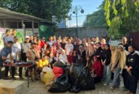 Pegawai Diskominfo Makassar bersama warga berpartisipasi dalam aksi bersih-bersih dan kunjungan TPS3R Karebosi pada WCUD 2025