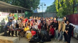 Pegawai Diskominfo Makassar bersama warga berpartisipasi dalam aksi bersih-bersih dan kunjungan TPS3R Karebosi pada WCUD 2025