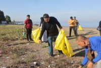 Wali Kota Makassar, Munafri Arifuddin, bersama masyarakat mengikuti aksi bersih-bersih pantai pada World Cleanup Day 2025.
