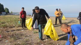 Wali Kota Makassar, Munafri Arifuddin, bersama masyarakat mengikuti aksi bersih-bersih pantai pada World Cleanup Day 2025.