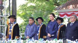 Foto: Wali Kota Makassar, Munafri Arifuddin bersama Menteri Pariwisata, Widiyanti Putri Wardhana, pada acara puncak perayaan Dies Natalis ke-34 Politeknik Pariwisata (Poltekpar) Makassar, di Lapangan Gedung Rektorat Poltekpar Makassar,