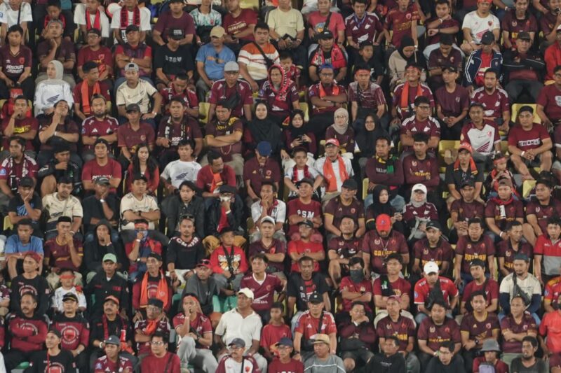 Foto: Supporter PSM Makassar saat menyaksikan laga PSM vs Persija di Stadion BJ Habibie di Parepare