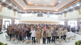 Foto: Wali Kota Makassar, Munafri Arifuddin, saat mendampingi Sekretaris Kementerian UMKM RI, Arif Rahman Hakim, dalam Rapat Koordinasi Regional Operasionalisasi dan Pengembangan Koperasi Desa/Kelurahan Merah Putih (KDKMP) yang digelar di Kantor Pertamina, Jl. Garuda