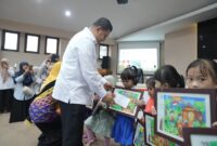 Foto: Wali Kota Makassar, Munafri Arifuddin, saat penyerahan hadiah kepada 14 peserta pemenang Lomba Mewarnai tingkat PAUD Kota Makassar