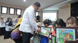 Foto: Wali Kota Makassar, Munafri Arifuddin, saat penyerahan hadiah kepada 14 peserta pemenang Lomba Mewarnai tingkat PAUD Kota Makassar