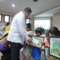 Foto: Wali Kota Makassar, Munafri Arifuddin, saat penyerahan hadiah kepada 14 peserta pemenang Lomba Mewarnai tingkat PAUD Kota Makassar
