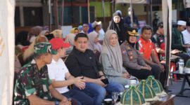 Foto: Wali Kota Makassar, Munafri Arifuddin, bersama Ketua TP PKK Kota Makassar Melinda Aksa, dalam rangka kegiatan Penanaman Pohon Tabebuya yang digelar Gereja Protestan di Indonesia bagian Barat (GPIB) dalam rangka Musyawarah Pelayanan Selselbara, di Jalan Perintis Kemerdekaan