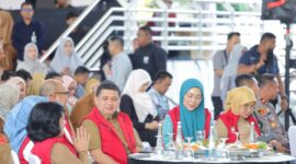Foto: Wali Kota Makassar Munafri Arifuddin, Wakil Wali Kota Makassar Aliyah Mustika Ilham, Ketua TP PKK Melinda Aksa dalam Launching program Makassar Berjasa berlangsung meriah di Tribun Lapangan Karebosi