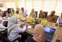 Sekretaris DPPKB Kota Makassar, Yusri Jabir, bersama jajaran kepala bidang dan staf terkait mengikuti audiensi strategis bersama Badan Kependudukan dan Keluarga Berencana Nasional (BKKBN) Provinsi Sulawesi Selatan dan pihak Indofood di Kantor Perwakilan BKKBN Provinsi Sulsel, Senin (13/10/2025).