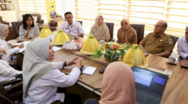 Sekretaris DPPKB Kota Makassar, Yusri Jabir, bersama jajaran kepala bidang dan staf terkait mengikuti audiensi strategis bersama Badan Kependudukan dan Keluarga Berencana Nasional (BKKBN) Provinsi Sulawesi Selatan dan pihak Indofood di Kantor Perwakilan BKKBN Provinsi Sulsel, Senin (13/10/2025).