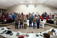 Kepala Bidang Ketahanan dan Kesejahteraan Keluarga DPPKB Makassar bersama peserta kegiatan Diseminasi Hasil Analisis Peta Ketahanan dan Kerentanan Pangan Kecamatan di Ruang Rapat Sipakatau, Balai Kota Makassar, Rabu (29/10/2025).