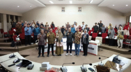 Kepala Bidang Ketahanan dan Kesejahteraan Keluarga DPPKB Makassar bersama peserta kegiatan Diseminasi Hasil Analisis Peta Ketahanan dan Kerentanan Pangan Kecamatan di Ruang Rapat Sipakatau, Balai Kota Makassar, Rabu (29/10/2025).