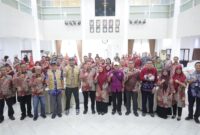 Foto: Wali Kota Makassar, Munafri Arifuddin, bersama Ketua Forum Kota Sehat (FKS) Makassar, Melinda Aksa foto bersama Tim Verifikasi Kota Sehat Tingkat Nasional Tahun 2025 di Baruga Anging Mammiri