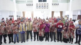 Foto: Wali Kota Makassar, Munafri Arifuddin, bersama Ketua Forum Kota Sehat (FKS) Makassar, Melinda Aksa foto bersama Tim Verifikasi Kota Sehat Tingkat Nasional Tahun 2025 di Baruga Anging Mammiri