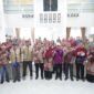 Foto: Wali Kota Makassar, Munafri Arifuddin, bersama Ketua Forum Kota Sehat (FKS) Makassar, Melinda Aksa foto bersama Tim Verifikasi Kota Sehat Tingkat Nasional Tahun 2025 di Baruga Anging Mammiri