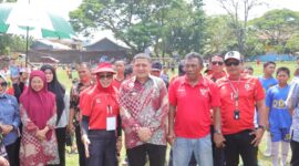 Foto: Wali Kota Makassar, Munafri Arifuddin dan Ketua TP PKK Kota Makassar, Melinda Aksa dalam pembukaan Asnawi Mangkualam Cup 2025