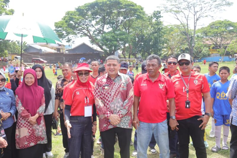 Foto: Wali Kota Makassar, Munafri Arifuddin dan Ketua TP PKK Kota Makassar, Melinda Aksa dalam pembukaan Asnawi Mangkualam Cup 2025