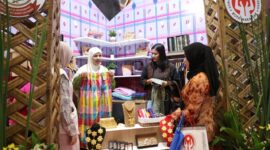 Foto: Suasana Booth Dekranasda Kota Makassar  pada ajang The Jakarta International Handicraft Trade Fair (INACRAFT) 2025 yang digelar di Jakarta International Convention Center (JICC)