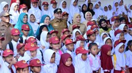 Foto: Wali Kota Makassar Munafri Arifuddin, Wakil Walikota Makassar Aliyah Mustika Ilham bersama siswa dan guru di pulau kodingareng