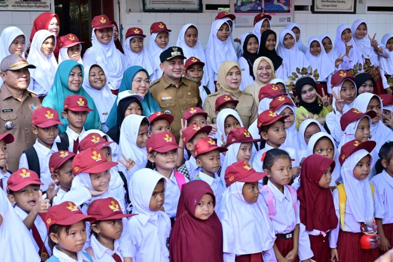 Foto: Wali Kota Makassar Munafri Arifuddin, Wakil Walikota Makassar Aliyah Mustika Ilham bersama siswa dan guru di pulau kodingareng