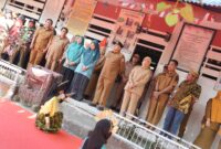 Foto: Wali Kota Makassar Munafri Arifuddin, Wakil Wali Kota, Aliyah Mustika Ilham, Ketua TP PKK Kota Makassar, Melinda Aksa saat menyerahkan bantuan di SDN Kodingareng