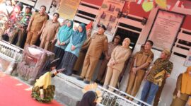 Foto: Wali Kota Makassar Munafri Arifuddin, Wakil Wali Kota, Aliyah Mustika Ilham, Ketua TP PKK Kota Makassar, Melinda Aksa saat menyerahkan bantuan di SDN Kodingareng