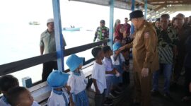 Foto: Wali Kota Makassar Munafri Arifuddin di sambut hangat oleh siswa di kepulauan di dermaga