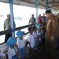 Foto: Wali Kota Makassar Munafri Arifuddin di sambut hangat oleh siswa di kepulauan di dermaga