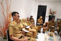 Kadis DPPKB Kota Makassar, Drs. A. Irwan Bangsawan, M.Si, memimpin rapat penyusunan dokumen Grand Design Pencegahan dan Penurunan Stunting 2025 bersama para pejabat struktural di ruang Kepala Dinas.