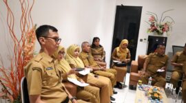 Kadis DPPKB Kota Makassar, Drs. A. Irwan Bangsawan, M.Si, memimpin rapat penyusunan dokumen Grand Design Pencegahan dan Penurunan Stunting 2025 bersama para pejabat struktural di ruang Kepala Dinas.