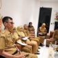 Kadis DPPKB Kota Makassar, Drs. A. Irwan Bangsawan, M.Si, memimpin rapat penyusunan dokumen Grand Design Pencegahan dan Penurunan Stunting 2025 bersama para pejabat struktural di ruang Kepala Dinas.