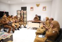 Kepala DPPKB Kota Makassar, Drs. A. Irwan Bangsawan, M.Si, memimpin rapat koordinasi bersama jajaran kepala UPT KB dan penyuluh di ruang kerjanya, Senin (6/10/2025).