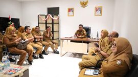 Kepala DPPKB Kota Makassar, Drs. A. Irwan Bangsawan, M.Si, memimpin rapat koordinasi bersama jajaran kepala UPT KB dan penyuluh di ruang kerjanya, Senin (6/10/2025).