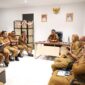 Kepala DPPKB Kota Makassar, Drs. A. Irwan Bangsawan, M.Si, memimpin rapat koordinasi bersama jajaran kepala UPT KB dan penyuluh di ruang kerjanya, Senin (6/10/2025).