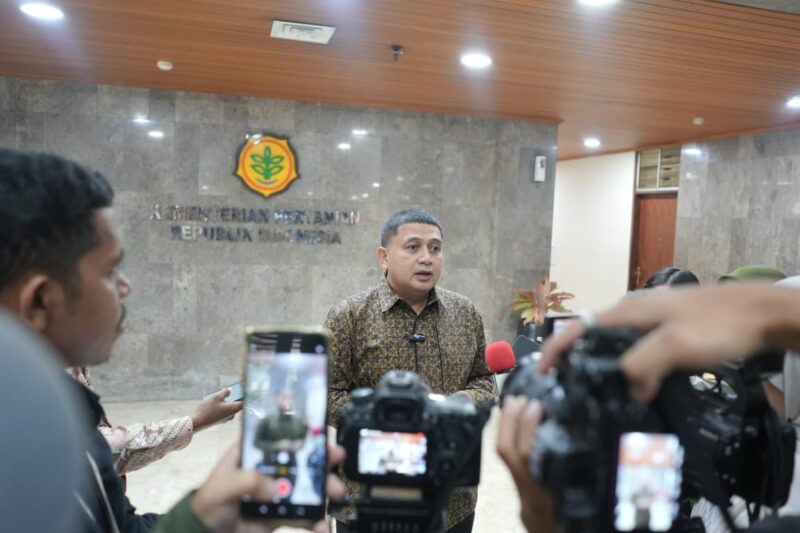 Foto: Wali Kota Makassar, Munafri Arifuddin saat melakukan konferensi pers di Kantor Kementerian Pertanian, Jakarta