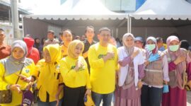 Foto: Ketua DPD II Golkar Makassar, Munafri Arifuddin dalam kegiatan sosial  pasar murah dan pemeriksaan kesehatan gratis