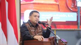 Foto: Wali Kota Makassar, Munafri Arifuddin memberikan sambutan pada kegiatan Wisuda Daerah Universitas Terbuka Makassar yang digelar di Convention Hall Universitas Terbuka