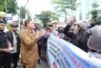 Foto: Wali Kota Makassar Munafri Arifuddin saat menemui perwakilan pedagang Pantai Losari di Kantor Balai Kota Makassar