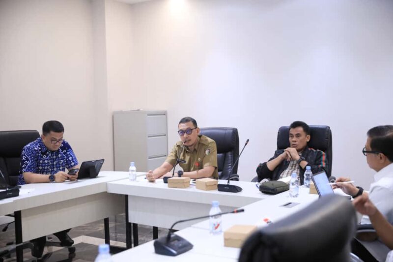 Foto: Sekretaris Daerah (Sekda) Makassar Andi Zulkifly saat memimpin rapat pelaksanaan pengendalian perencanaan program prioritas Pemkot Makassar 2025 