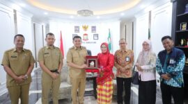 Foto: Wali Kota Makassar, Munafri Arifuddin bersama Nunuk Suryani Direktorat Jenderal Guru, Tenaga Kependidikan, dan Pendidikan Guru (GTKPG) Kementerian Pendidikan Dasar dan Menengah (Kemendikdasmen) 