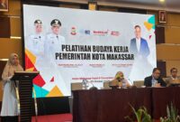 Sekretaris Dinas DPPKB Kota Makassar bersama Kasubag Umpeg menghadiri Pelatihan Budaya Kerja Pemerintah Kota Makassar di Hotel Aston, Rabu (15/10/2025).