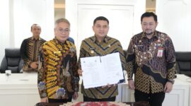 Foto: Wali Kota Makassar, Munafri Arifuddin, menandatangani Perjanjian Kerja Sama (PKS) Tripartit bersama Direktorat Jenderal Pajak (DJP), Direktorat Jenderal Perimbangan Keuangan (DJPK)