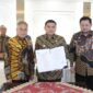 Foto: Wali Kota Makassar, Munafri Arifuddin, menandatangani Perjanjian Kerja Sama (PKS) Tripartit bersama Direktorat Jenderal Pajak (DJP), Direktorat Jenderal Perimbangan Keuangan (DJPK)