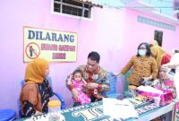 Kadis PP dan KB Kota Makassar berdialog dengan warga dan memantau pelayanan kesehatan anak di Posyandu.