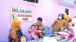 Kadis PP dan KB Kota Makassar berdialog dengan warga dan memantau pelayanan kesehatan anak di Posyandu.