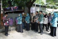 Foto: Ketua Tim Penggerak PKK Kota Makassar, Melinda Aksa saat meninjau pengelolaan sampah yang dilakukan oleh Kecamatan Mamajang