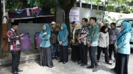 Foto: Ketua Tim Penggerak PKK Kota Makassar, Melinda Aksa saat meninjau pengelolaan sampah yang dilakukan oleh Kecamatan Mamajang