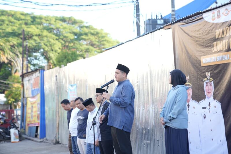 Foto: Wali Kota Makassar Munafri Arifuddin, Wakil Wali Kota Makassar Aliyah Mustika Ilham dalam kegiatan Gerakan Jumat Bersih yang kali ini dilaksanakan serentak di tiga kecamatan: Bontoala, Wajo, dan Ujung Pandang 