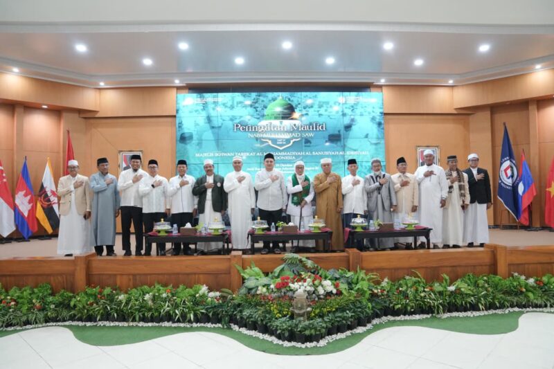 Foto: Wali Kota Makassar, Munafri Arifuddin bersama pengikut Tarekat Al Muhammadiyah Al Sanusiyah Al Idrisiyah Indonesia dalam acara peringatan maulid