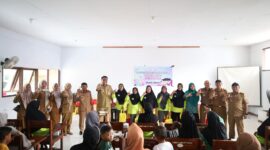 Kadis PP dan KB Kota Makassar, Drs. A. Irwan Bangsawan, M.Si, bersama jajaran dan peserta Sekolah Lansia Lentera Emas Kepulauan Sangkarrang usai kegiatan launching program.